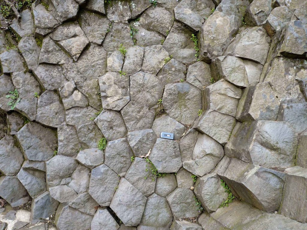 玄武洞で柱状節理と玄武岩を観察しよう 兵庫県豊岡市 ちがくブログ
